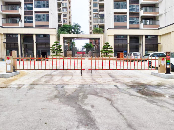 某小區(qū)停車場(chǎng)采用 “安快” 一進(jìn)一出對(duì)開(kāi)柵欄款道閘