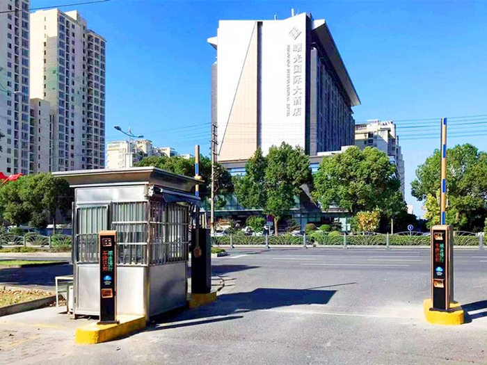 某小區(qū)采用 “安快” 一進一出直桿道閘停車管理