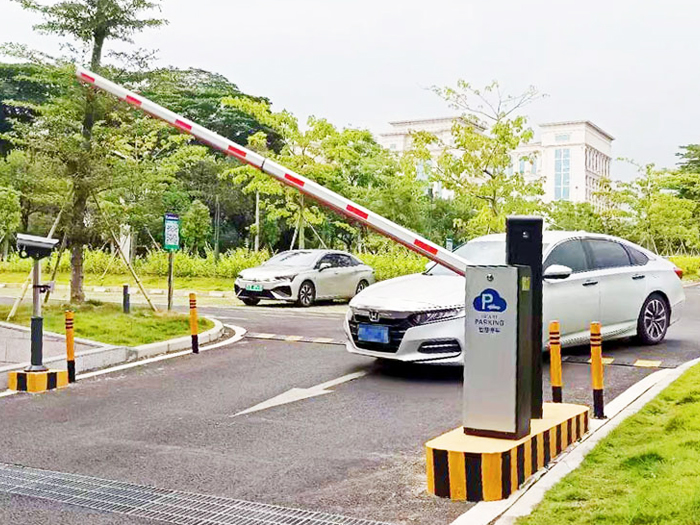 某戶外停車場(chǎng)采用 “安快” 一進(jìn)一出車牌識(shí)別系統(tǒng)案例圖